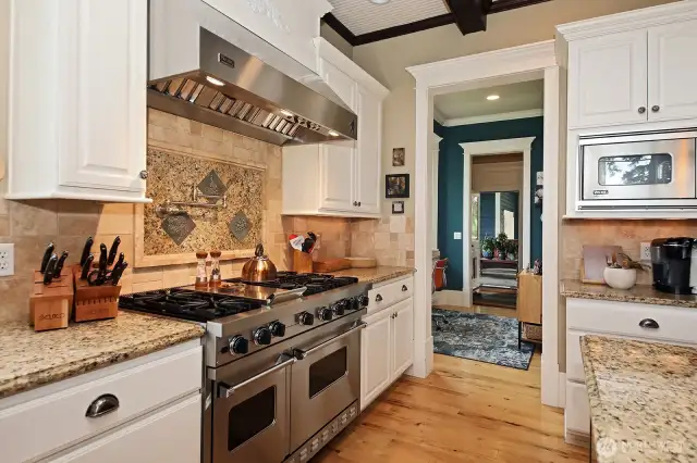6-burner Viking range with dual ovens