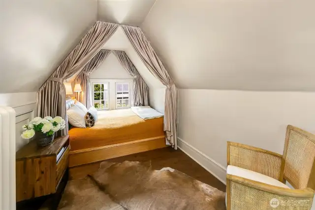 Nestled within the Tower Suite, a curtained bed nook conjures storybook charm beneath the eaves. With views across Capitol Hill and the mansion’s historic gardens, this cozy retreat is perfect for guests, grandchildren, or afternoon daydreams.