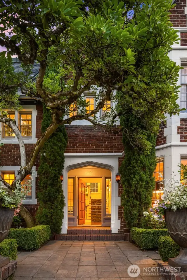 At dusk, the Entry Vestibule glows like a lantern beneath a sheltering canopy of ivy and magnolia. This is the Bullitt Mansion’s quiet invitation: timeless architecture, enveloped in nature, and illuminated by nearly a century of civic spirit and thoughtful reinvention.
