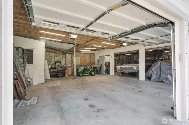 Fantastic Garage and Workshop!