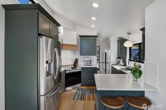 Full size appliances in a very functional kitchen.