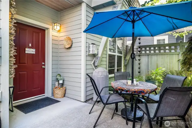 A welcoming oasis for summer evening BBQs