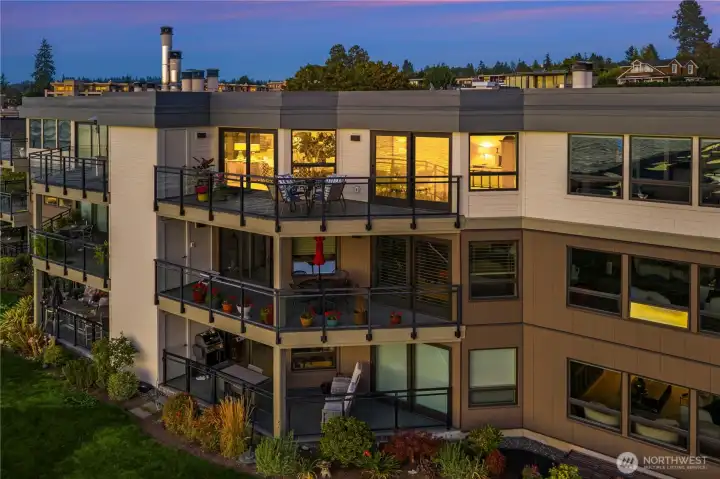 West Facing Top Floor with Amazing Views!