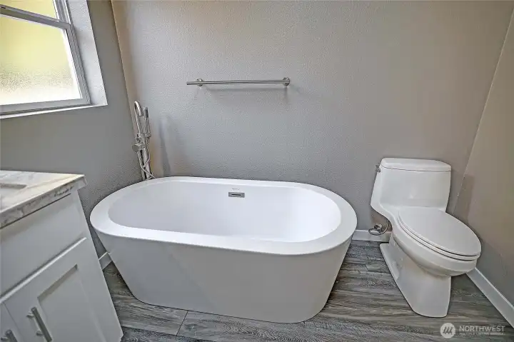 Freestanding Soaking Tub is Warm and Soft~