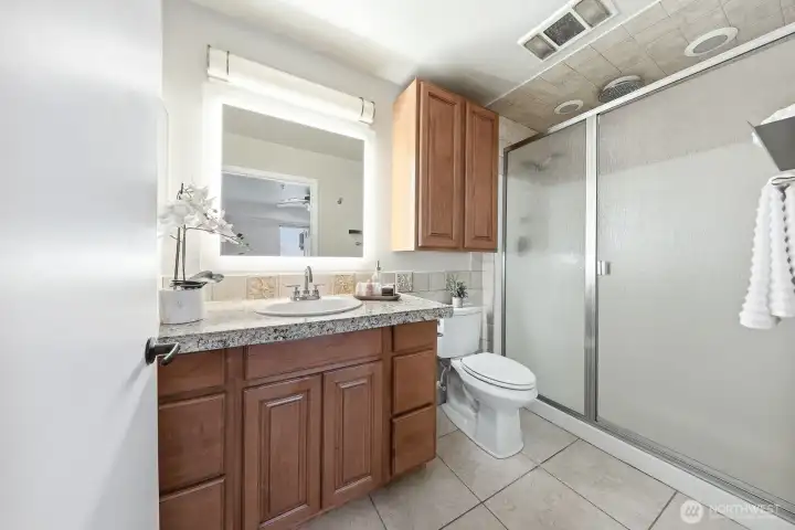 Primary en-suite bath