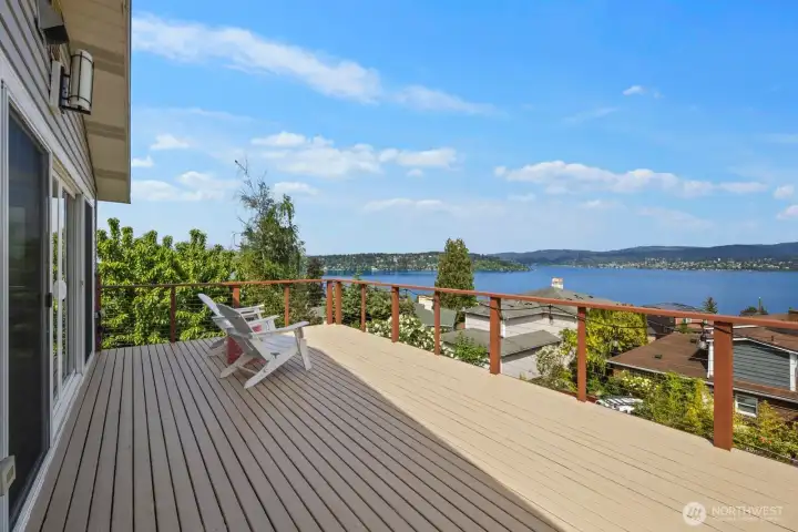 View Deck plumbed for Gas BBQ  Grill. Views of Seattle Downtown Skyline.