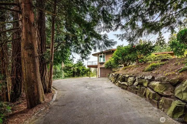 Hidden enclave, expansive driveway from Soundview up to this amazing opportunity