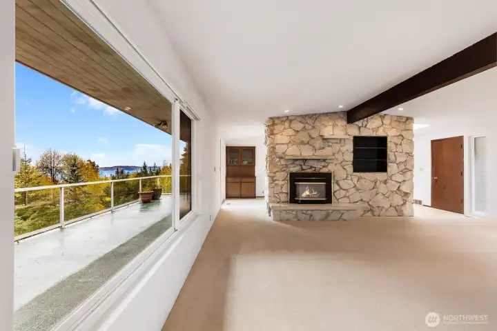 Large living room, large windows let in plenty of light, enjoy the peace and quiet