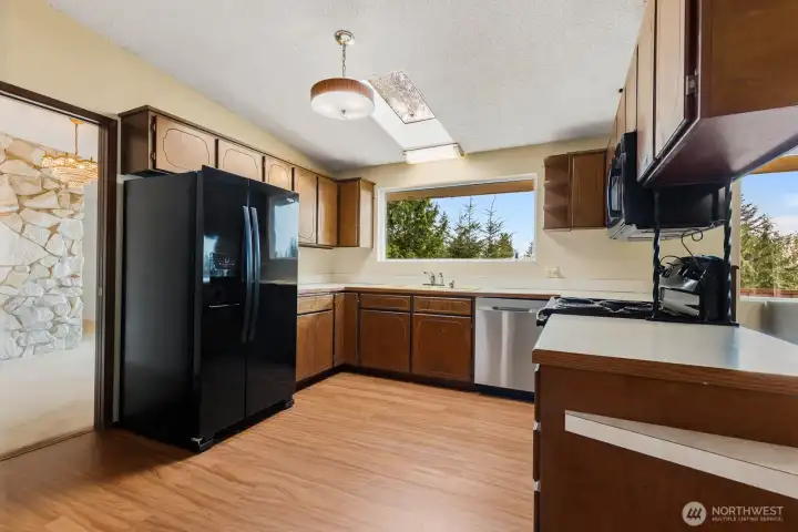Bright kitchen space, needs some updating yes but it's a blank canvas of possibilities