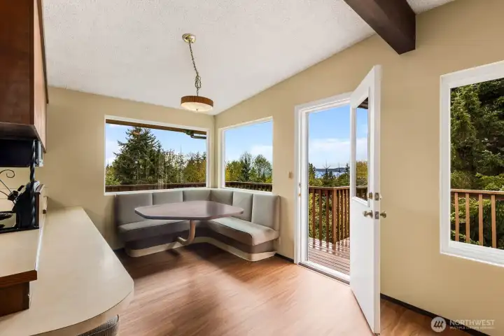 Eating nook, bright and open, additional deck access