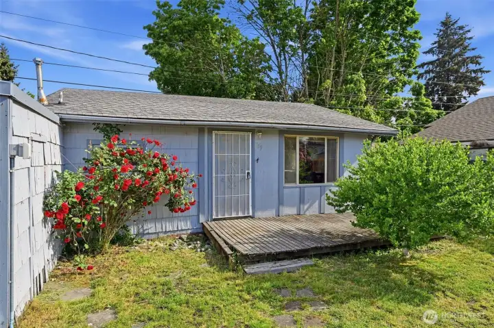 Consider the future possibilities with the existing one bedroom home and R10 Zoning! Consider the future possibilities with the existing one bedroom home and R10 Zoning!