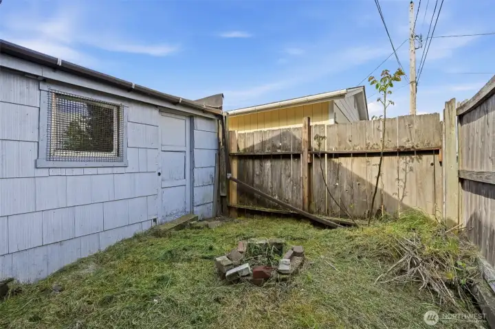 The small backyard that adjoins alley access. The small backyard that adjoins alley access.