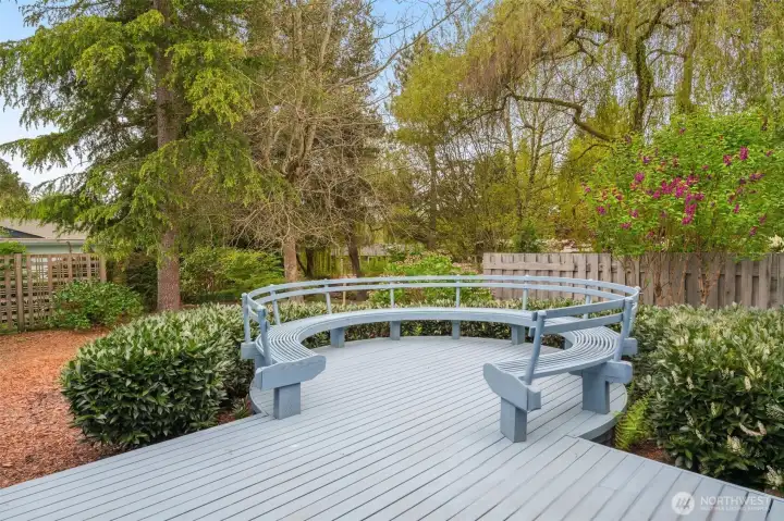 Large entertainers deck off of solarium