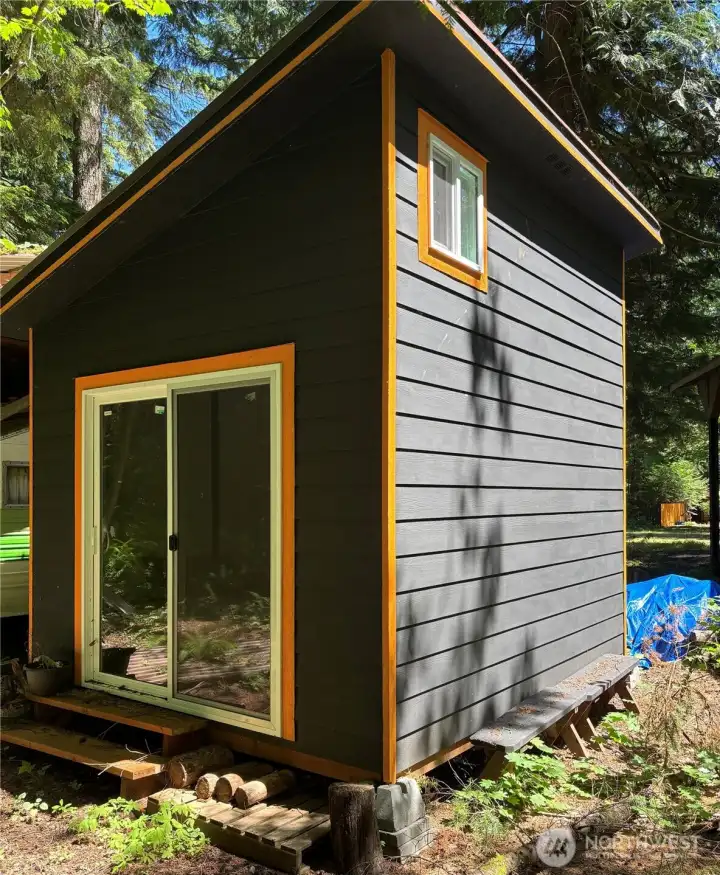 Nearly new "sheshed" with fp and loft.