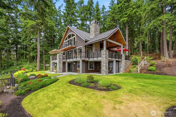 Beautifully maintained PNW custom home