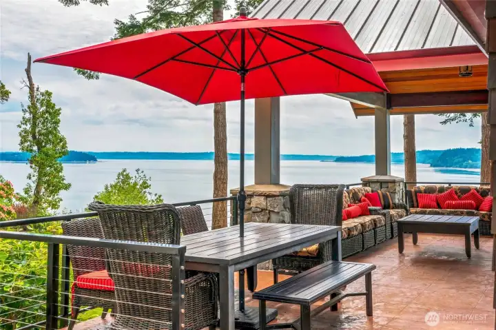 main deck dining space with propane plumbed for BBQ hook up