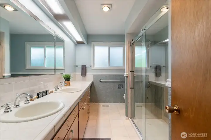 Hallway 3/4 Bathroom with updated Shower