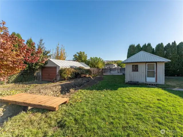 Detached garage and Cabin/possible ADU