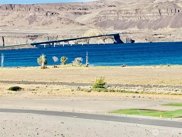 Live along the gorgeous Columbia River