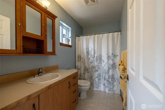Upper Floor Full Bathroom
