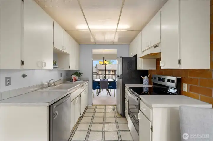 The perfect connection from dining room to eating space, can you imagine cooking in this perfect space?