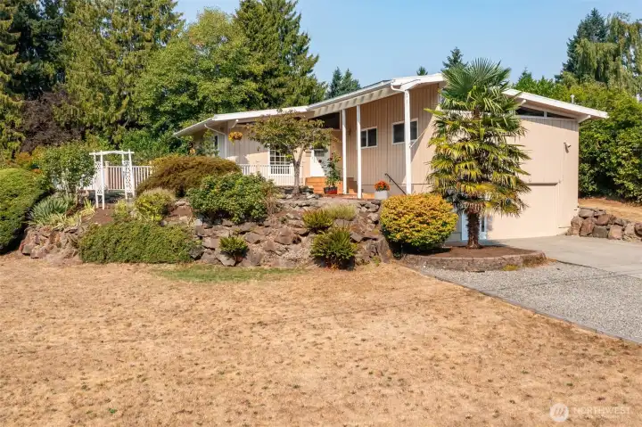 Welcome to the desirable Arrowhead neighborhood! Peaceful location and Northshore Schools.