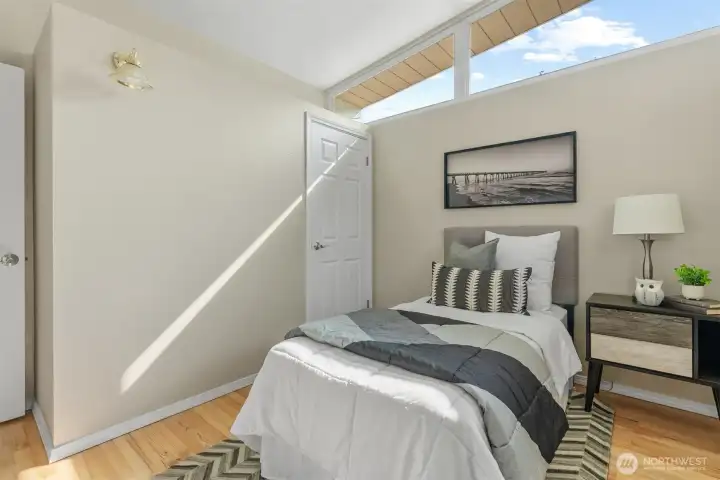 Jump out of bed and head to the beach! Just moments away from multiple beaches and boat launches.