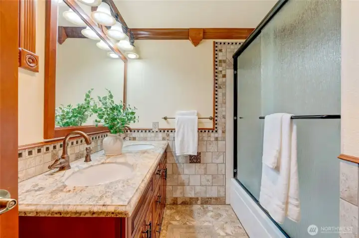 Primary ensuite w/dual sinks