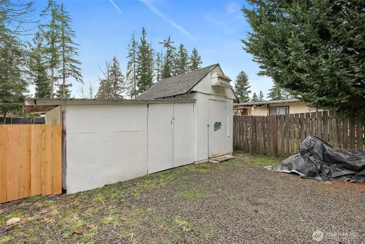 Outbuilding in the front driveway provides great storage!