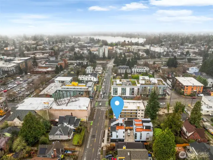 Close to Greenlake! Shopping and all that the Roosevelt neighborhood has to offer. Close to Greenlake! Shopping and all that the Roosevelt neighborhood has to offer.