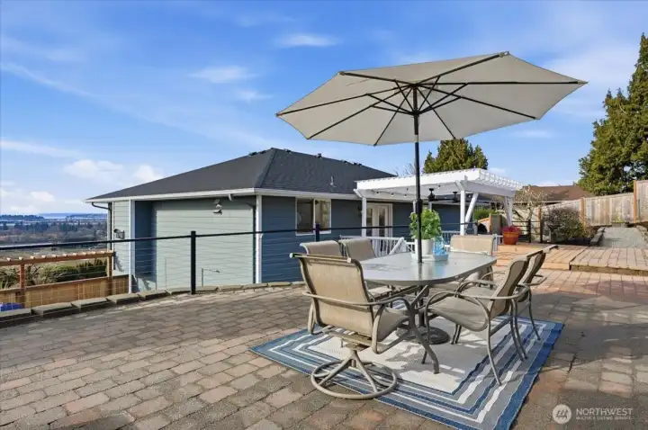 Dine under the open sky on the expansive backyard patio -- the perfect place to enjoy dinner, sunsets and sweeping views. The sleek cable railing preserves every inch of the panorama without distraction.