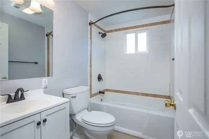 Full Bathroom (Main)