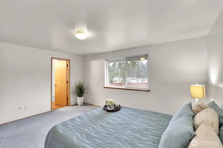 En-suite primary full bathroom.