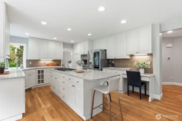 Planning desk, wine fridge, double ovens and wine storage. Planning desk, wine fridge, double ovens and wine storage.