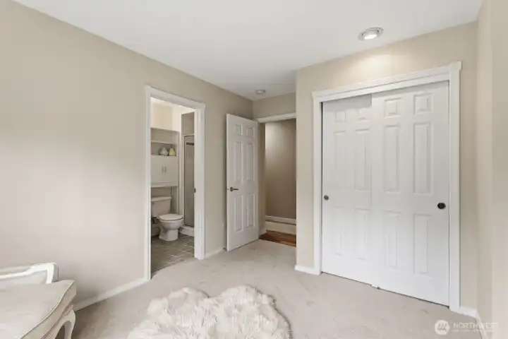 A private en-suite bedroom. A private en-suite bedroom.