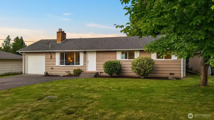 Welcome to this ideally located home on a quiet dead-end street in Everett.