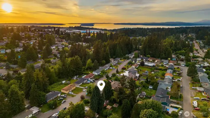 Conveniently located near schools, Everett Golf & Country Club, I-5, Paine Field, parks and downtown Everett amenities and shops.
