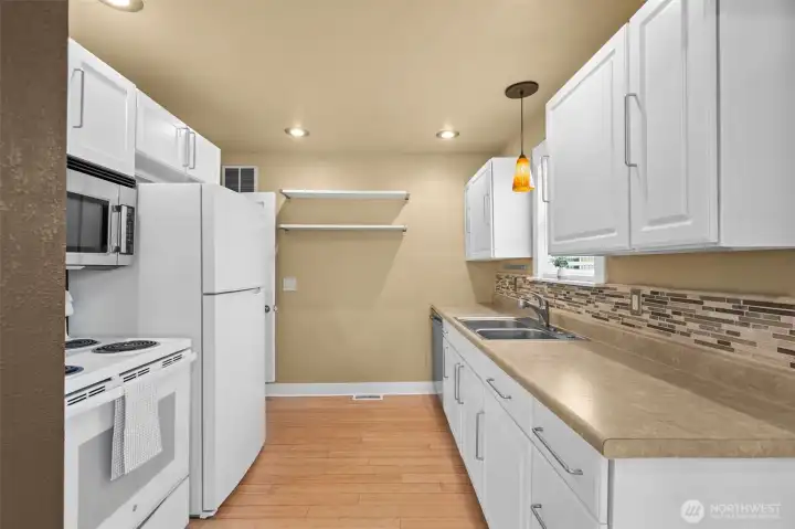 Beautiful Updated and Move in Ready Kitchen! Who is ready for Dinner?!