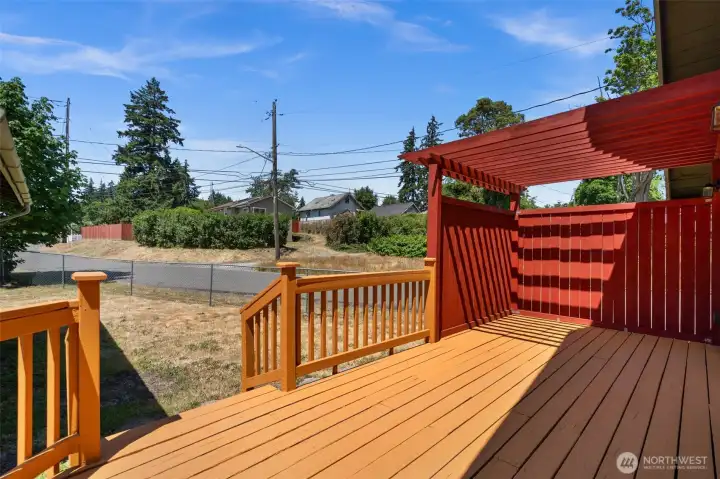 Freshly Painted Expansive Entertaining Deck!
