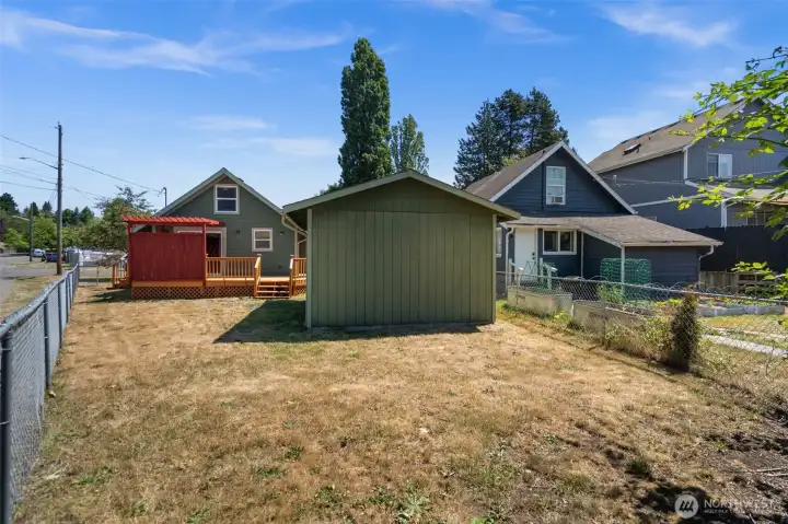 Look at all that outdoor living space thats fully fenced for your pet of choice!