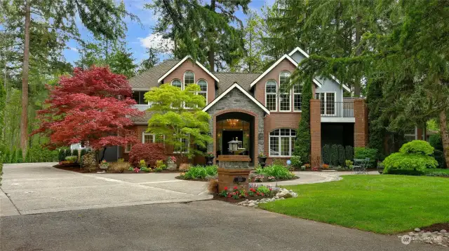 Exceptional custom built lakefront home is in the sought after community of Lake of the Woods in Woodinville.