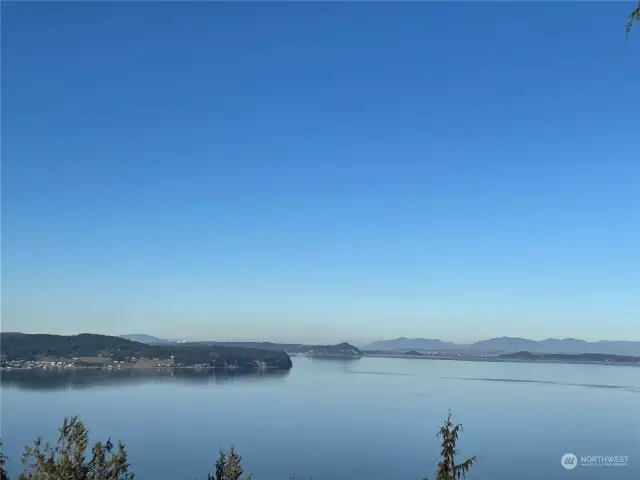 Absolutely stunning views above Utsalady Bay- Enjoy the Bay and mountain views. Watch for the whales and sealife from the comfort of your own home.