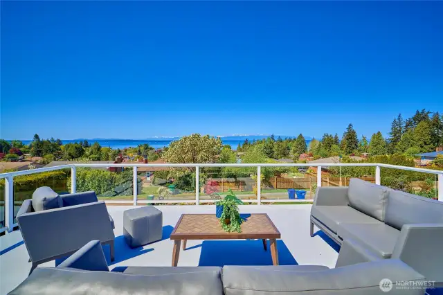 Large, spacious deck.