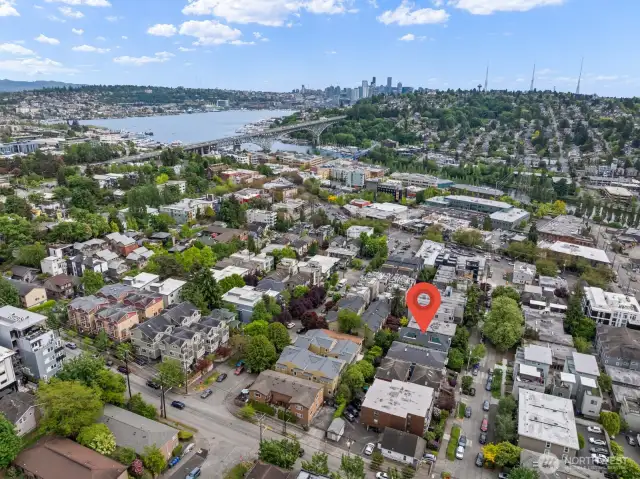 Live here, and fall in love with one of the most coveted neighborhoods in Seattle! Fremont really does it best!