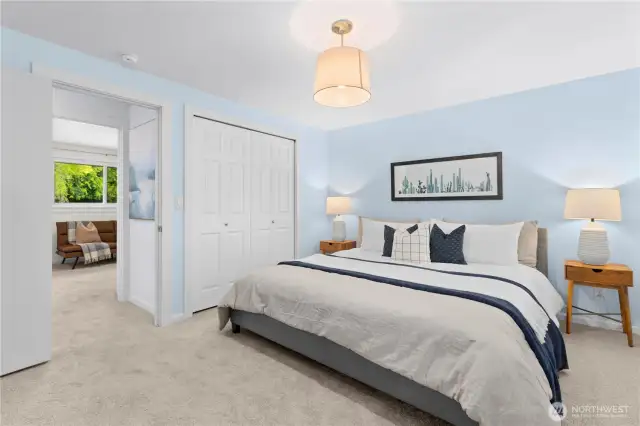 Primary suite w/ lots of space (King sized bed)