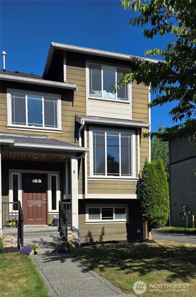 Oversized Townhome with lower level Bonus room and 2 car sidexside garage & Yard!