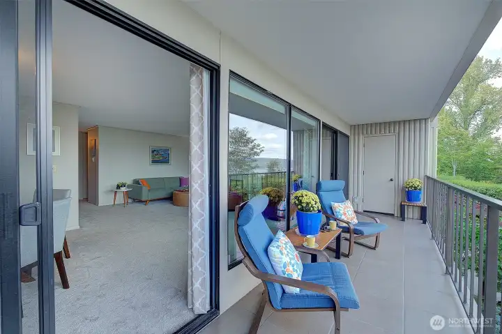 Enjoy your morning coffee with spectacular views of the Cascade Mountains and Lake Washington.