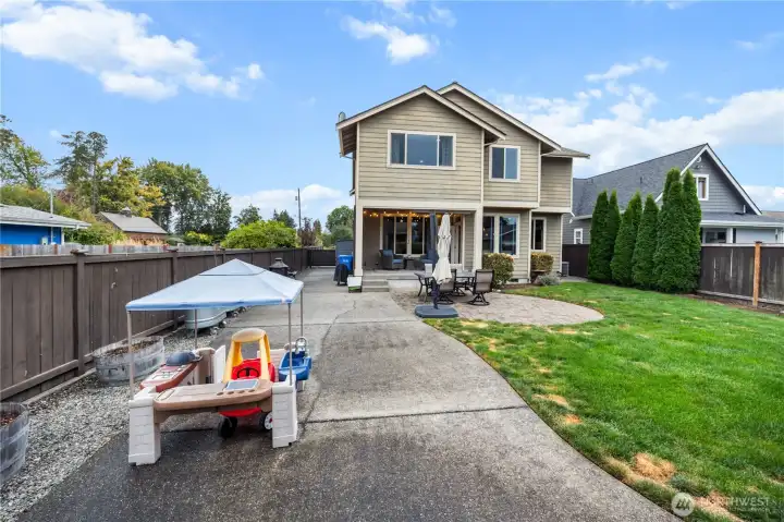 Wonderful fully-fenced garage