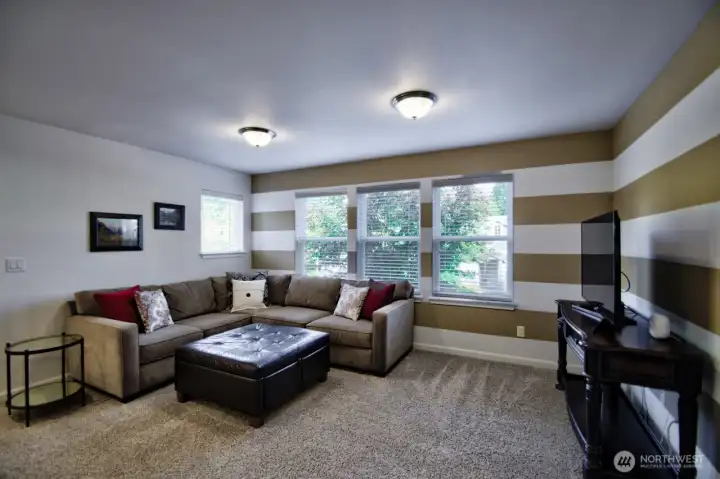 Huge second floor loft area/bonus room