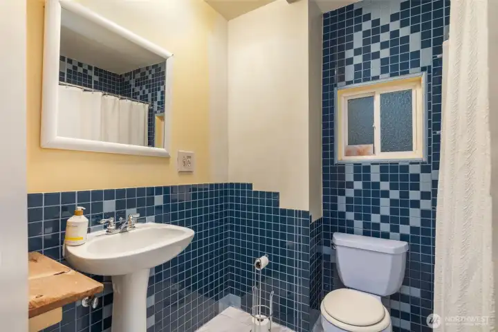 Main level bath with tub/shower